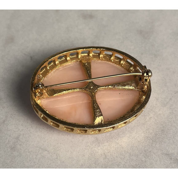 Victorian Woman Cameo Brooch Gold Tone Oval Pin Peach White Bust Right Facing - Picture 6 of 11